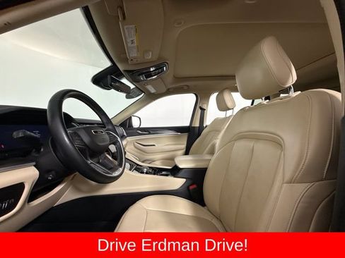 Used 2022 Jeep Grand Cherokee Limited w/ Luxury Tech Group II RWD image 6