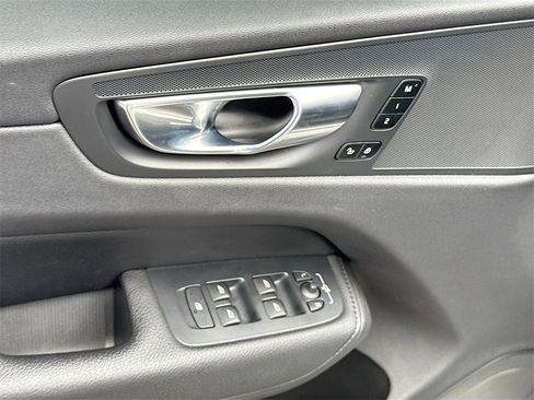 Used 2022 Volvo XC60 B5 Momentum image 19