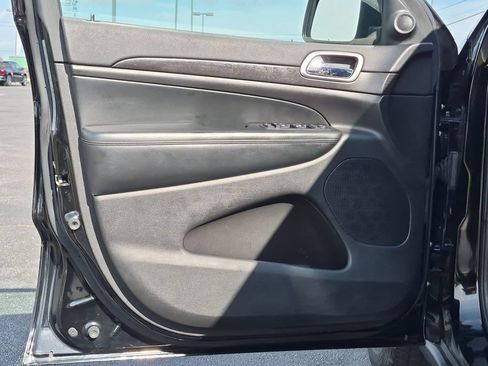 Used 2018 Jeep Grand Cherokee Laredo AWD/4WD image 21