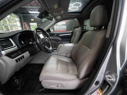 Used 2019 Toyota Highlander XLE AWD/4WD image 9