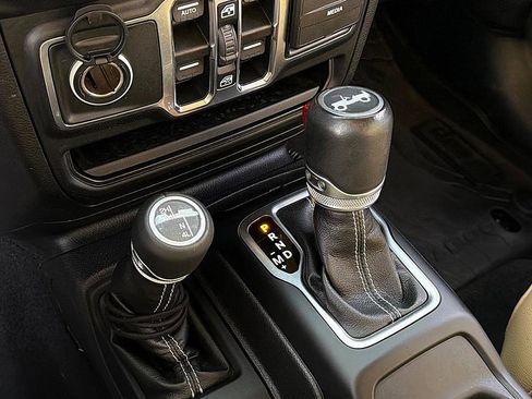 Used 2019 Jeep Wrangler Unlimited Sahara image 18