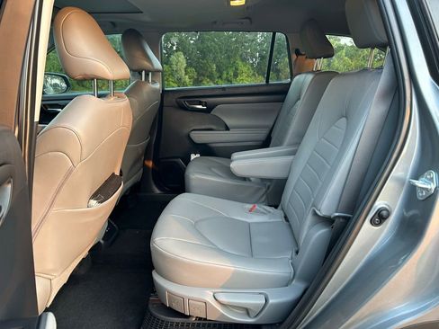 Used 2025 Toyota Highlander XLE AWD/4WD image 15