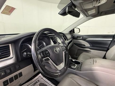 Used 2017 Toyota Highlander XLE FWD image 6