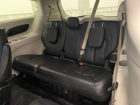 Used 2017 Chrysler Pacifica Touring-L FWD image 23