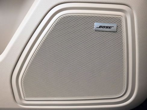 Certified 2026 Porsche Macan image 17