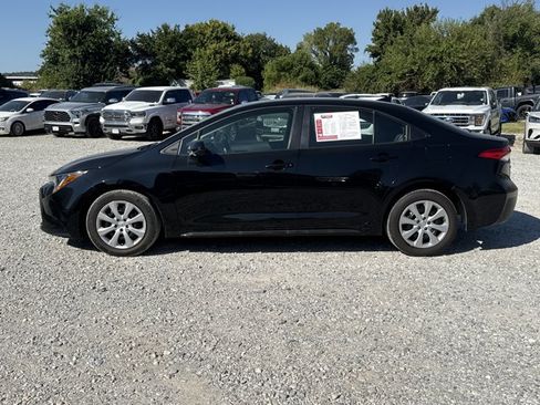 Used 2025 Toyota Corolla LE FWD image 2