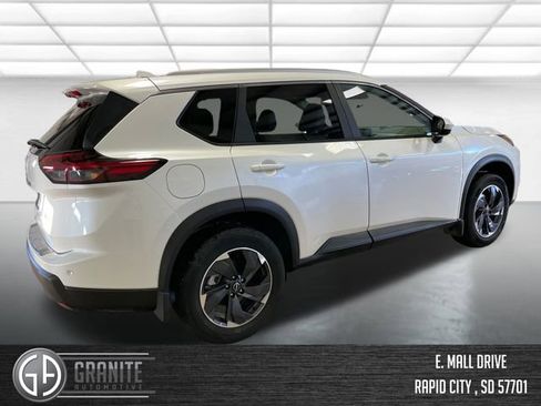 Used 2024 Nissan Rogue SV w/ SV Premium Package image 5