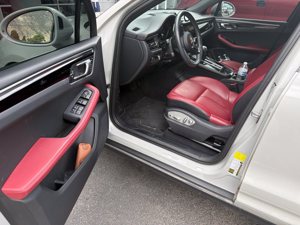 Used 2023 Porsche Macan AWD/4WD image 3