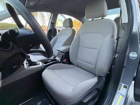 Used 2019 Hyundai Elantra SE image 16