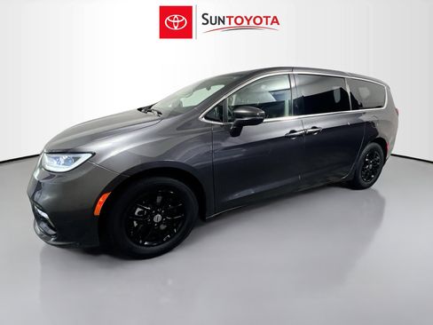 Used 2023 Chrysler Pacifica Touring-L image 9