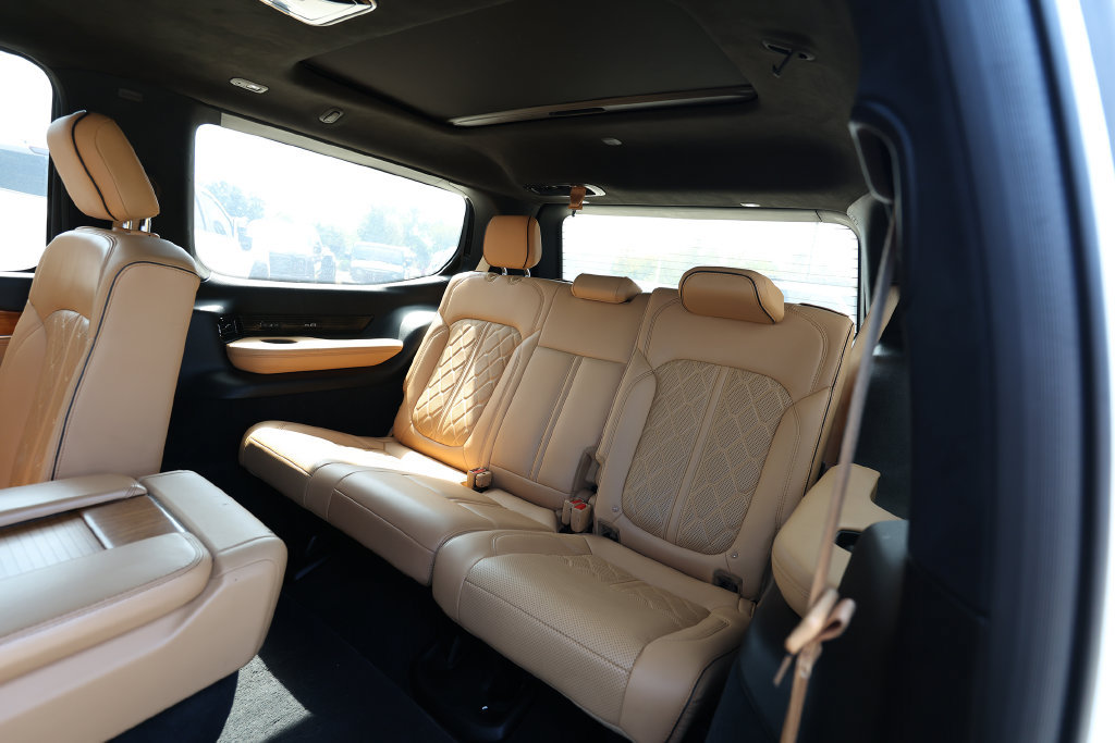 Used 2022 Jeep Grand Wagoneer Series III w/ Rear Seat Video Group 1 AWD/4WD image 16