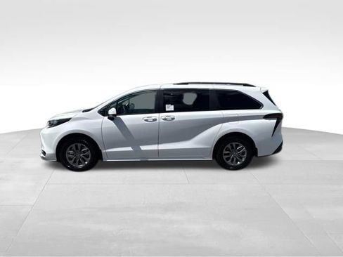 New 2026 Toyota Sienna LE image 2