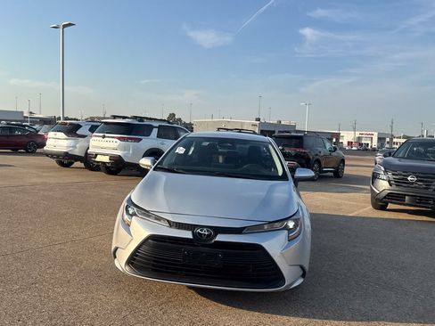 Used 2025 Toyota Corolla LE FWD image 5