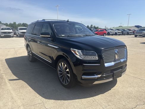 Used 2018 Lincoln Navigator Select w/ Technology Package RWD image 3