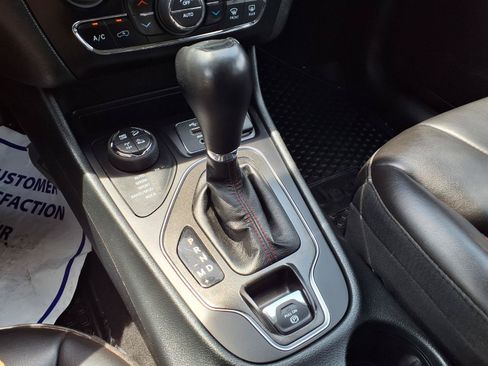 Used 2022 Jeep Cherokee Trailhawk w/ Comfort/Convenience Group AWD/4WD image 8