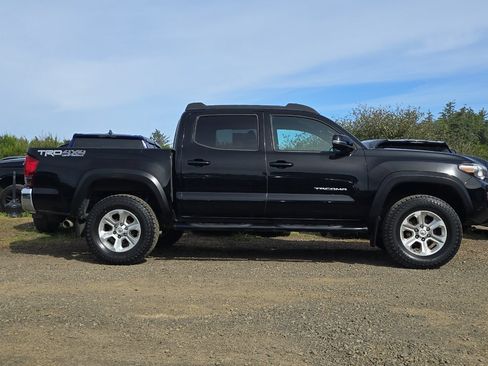 Used 2017 Toyota Tacoma TRD Off-Road w/ Tow Package (A/T) AWD/4WD image 3