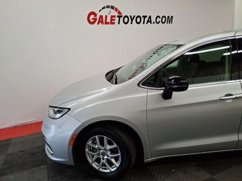 Used 2024 Chrysler Pacifica Touring-L image 5