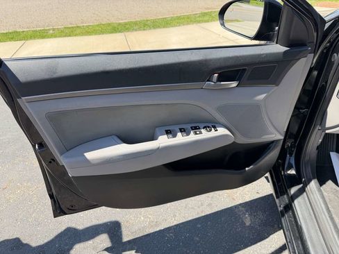 Used 2018 Hyundai Elantra SEL w/ Winter Weather Package FWD image 11