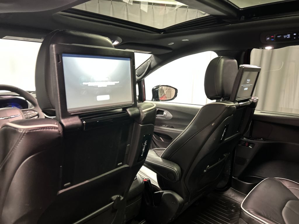Used 2025 Chrysler Pacifica Premium FWD image 23
