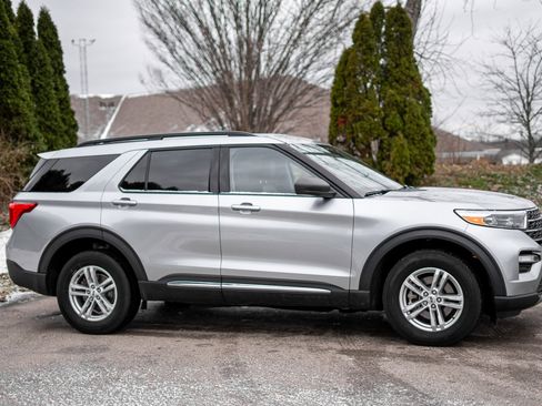 Used 2023 Ford Explorer XLT w/ Equipment Group 202A image 4