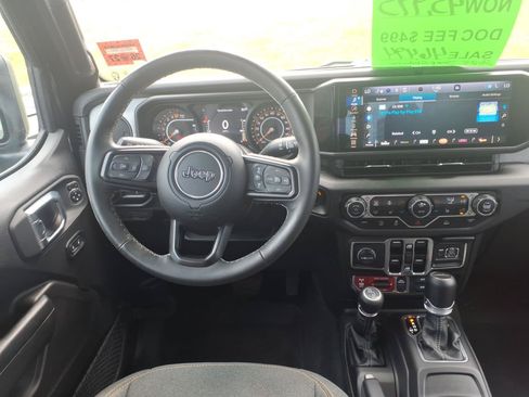 Used 2025 Jeep Gladiator Sport AWD/4WD image 9