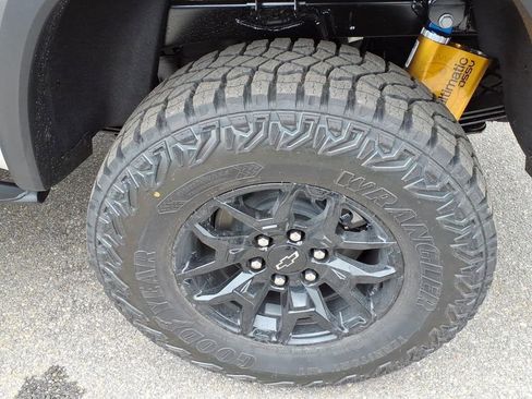 New 2026 Chevrolet Colorado ZR2 w/ Midnight Edition AWD/4WD image 9