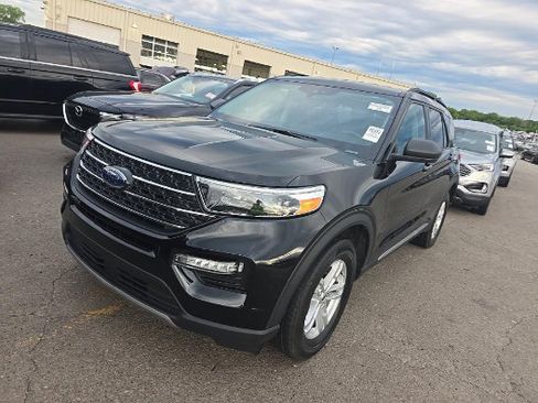 Used 2023 Ford Explorer XLT w/ Equipment Group 202A AWD/4WD image 13