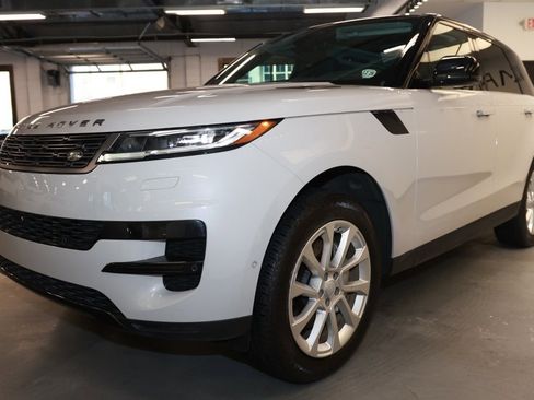 Used 2024 Land Rover Range Rover Sport SE image 3