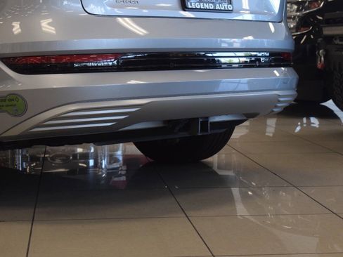 Used 2019 Audi e-tron Prestige w/ Prestige Package AWD/4WD image 23