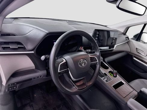 Certified 2024 Toyota Sienna XLE FWD image 10
