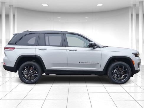 New 2025 Jeep Grand Cherokee Limited AWD/4WD image 2