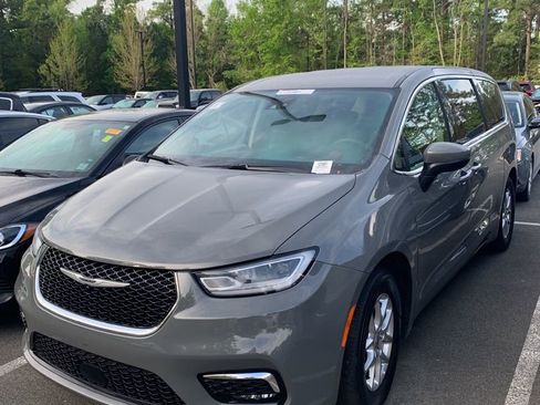 Used 2023 Chrysler Pacifica Touring-L image 48