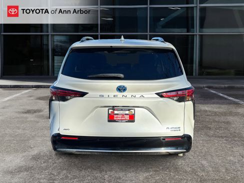 Used 2022 Toyota Sienna Platinum image 11