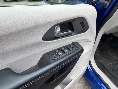 Used 2021 Chrysler Pacifica Touring-L w/ Uconnect Theater Family Group image 15