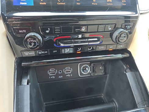 Used 2023 Jeep Grand Cherokee Limited w/ Black Appearance Package image 23