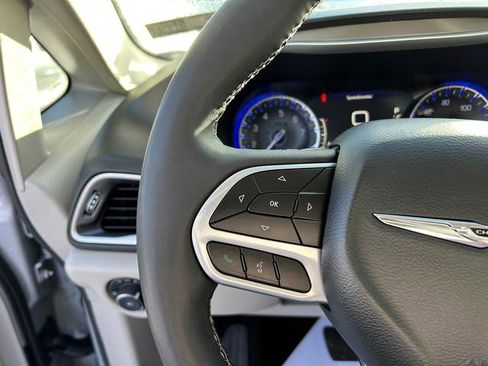 Certified 2024 Chrysler Pacifica Touring-L image 16