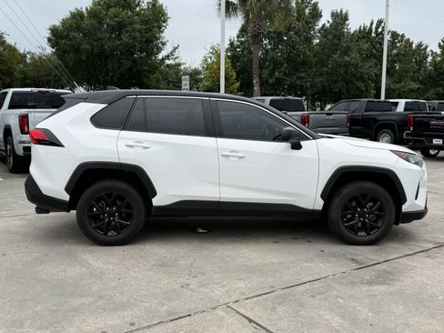 Used 2022 Toyota RAV4 LE FWD image 3