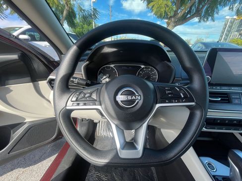 Used 2025 Nissan Altima 2.5 SV FWD image 30