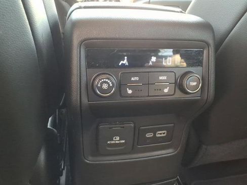 Used 2023 GMC Acadia SLT w/ Elevation Edition image 17