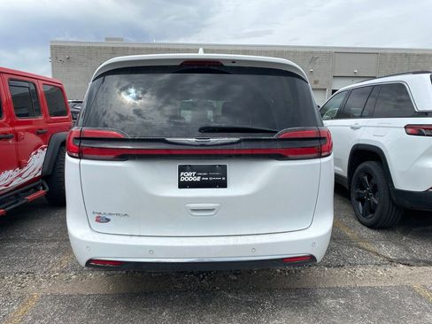 Used 2022 Chrysler Pacifica Touring-L FWD image 3