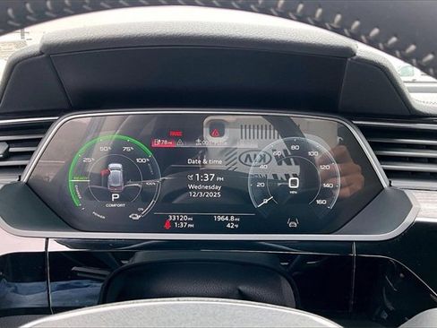 Used 2021 Audi e-tron Premium Plus w/ Premium Plus Package image 19