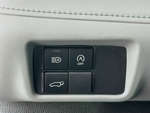 Used 2025 Toyota Highlander XLE image 17