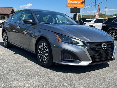 Used 2024 Nissan Altima 2.5 SV FWD image 1