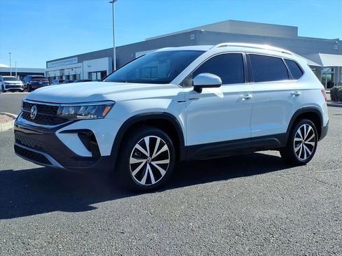 Certified 2022 Volkswagen Taos SE image 2