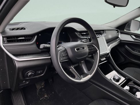 Used 2023 Jeep Grand Cherokee L Laredo image 17