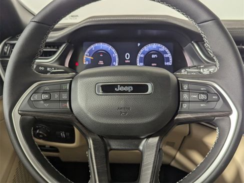 New 2025 Jeep Grand Cherokee Limited w/ Luxury Tech Group II image 18