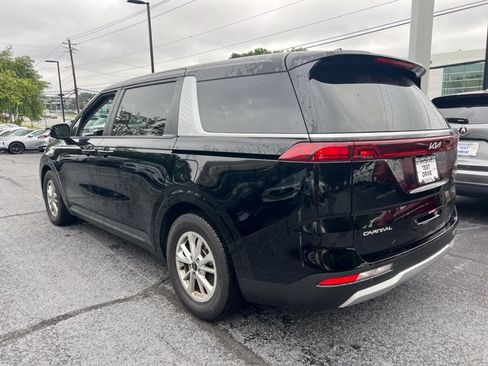 Used 2024 Kia Carnival LX FWD image 3