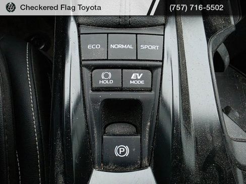 Used 2025 Toyota Camry SE w/ Convenience Package image 20