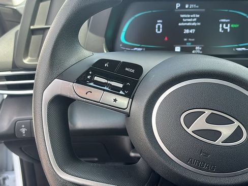 Used 2025 Hyundai Elantra Hybrid FWD image 17
