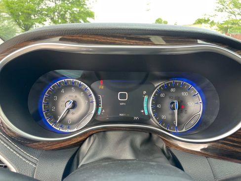 Used 2022 Chrysler Pacifica Limited FWD image 16